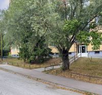 Benadová-Straße in Košice - Stadtteil Dargovských hrdinov, Wohnhaus umgeben von Grünflächen.