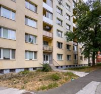 Wohnhaus in der Benadová-Straße, Dargovských hrdinov, Košice, umgeben von Gehwegen und Bäumen.