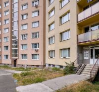 Ein Wohnhaus mit Balkonen in der Benadová-Straße in Košice, geeignet für eine 4-Zimmer-Wohnung.