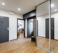 Innenraum einer 4-Zimmer-Wohnung mit Holzboden und Einbauschränken.