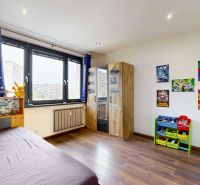 Kinderzimmer in einer 4-Zimmer-Wohnung mit Holzboden und Wanddekorationen.