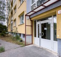 Eingang zum Gebäude in der Benadova-Straße für eine 4-Zimmer-Wohnung in Košice.