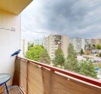 Blick vom Balkon einer 4-Zimmer-Wohnung in der Benadová-Straße in Košice mit Wohnblöcken.