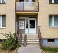 Eingang zum Wohnhaus in der Benadova-Straße in Košice, Stadtteil Dargovských hrdinov.