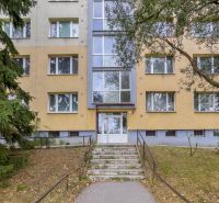 Der Eingang des Wohnhauses in der Benadova-Straße in Košice, umgeben von Grünflächen, geeignet für eine 4-Zimmer-Wohnung.