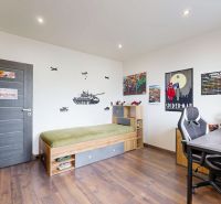 Kinderzimmer in einer 4-Zimmer-Wohnung mit Holzboden und Wanddekorationen.