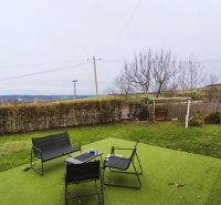 Garten eines Einfamilienhauses in der Vinohradnícka-Straße in Veľký Krtíš mit Blick auf die Stadt.