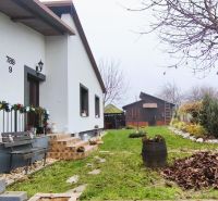 Einfamilienhaus in der Vinohradnícka-Straße in Veľký Krtíš mit Vorgarten und Bank.