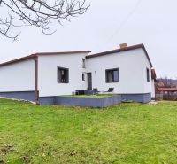 Ein Einfamilienhaus in der Vinohradnícka-Straße in Veľký Krtíš mit einem weitläufigen Garten und einer Terrasse.