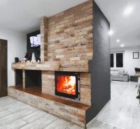 Ein Einfamilienhaus mit Kamin und Ziegelwand, Boden mit Holzdekor.