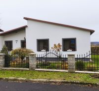 Einfamilienhaus in der Vinohradnícka-Straße in Veľký Krtíš mit Vorgarten und Zaun.