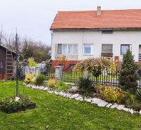 Einfamilienhaus in Veľký Krtíš mit Garten und Holzunterstand.