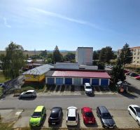 Blick auf die Nemčianska-Straße in Banská Bystrica mit Gebäuden und Parkplatz.