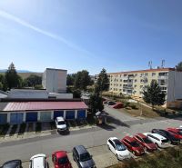 Blick auf Plattenbauten und einen Parkplatz an der Nemčianska-Straße in Banská Bystrica.