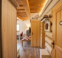 Innenraum eines Einfamilienhauses mit Holzelementen und einem Boden mit Holzdekor.