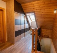 Dachbodenflur mit Holzverkleidung und Holzboden in einem Einfamilienhaus.