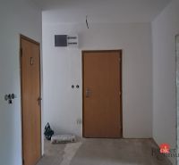 In einer 4-Zimmer-Wohnung sind Wände mit Türen und ein Verteilerkasten zu sehen.