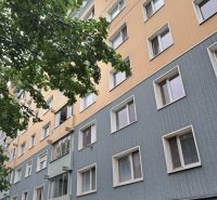 Ein Wohnhaus in der Hauptstraße in Stupava, mit Bäumen im Vordergrund.