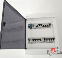 Ein elektrischer Verteilerkasten in einer 4-Zimmer-Wohnung mit offenen Sicherungen.