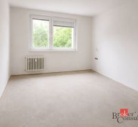 Küche in einer 4-Zimmer-Wohnung mit Holzboden und großem Fenster.