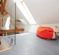 Dachbodenraum mit Glasgeländer und buntem Sitzsack in einer 3-Zimmer-Wohnung.