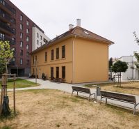 Ein renoviertes Gebäude mit Hof und Bänken in der Továrenská-Straße in Košice, Stadtteil Staré Mesto.