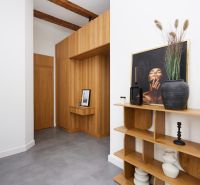 Innenraum einer 3-Zimmer-Wohnung mit Holzelementen und eleganten Accessoires.