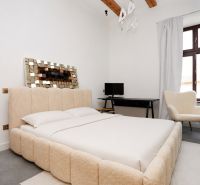 Helles Schlafzimmer mit bequemem Bett, Schreibtisch und Sessel in einer 3-Zimmer-Wohnung.