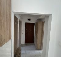 Eingangsflur mit Schränken und Fliesen in einer 3-Zimmer-Wohnung.