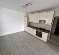 Küche in einer 3-Zimmer-Wohnung mit eingebauten Geräten, Boden mit Holzdekor.