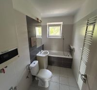 Badezimmer in einer 3-Zimmer-Wohnung mit Badewanne, Waschbecken, Toilette und Handtuchheizkörper.