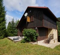 Das Haus auf Rovnom 61 in Jaklovce, umgeben von Bäumen, mit einer Außenterrasse.