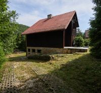 Das Haus in der Straße Rovná 61 in Jaklovce, umgeben von Grün und Bäumen.