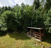Garten bei der Hütte in Jaklovce auf Rovná 61 mit Pavillon und umliegendem Grün.