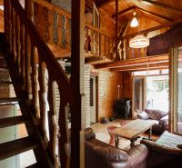 Gemütliche Hütte mit Holzeinrichtung und Ledersofas schafft eine angenehme Atmosphäre.