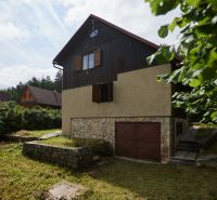 Hütte auf Rovné 61 in Jaklovce, umgeben von Grün und Waldumgebung.