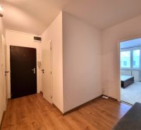 Flur mit Holzboden und Eingang zum Zimmer in einer 2-Zimmer-Wohnung.