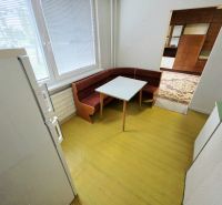 Küche in einer 3-Zimmer-Wohnung mit Eckbank und Tisch.