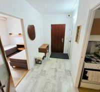 Eingangsbereich einer 3-Zimmer-Wohnung mit Küchenzeile und Blick ins Schlafzimmer.