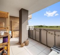 Balkon in einer 4-Zimmer-Wohnung in Nitra mit Blick auf die umliegende Landschaft.