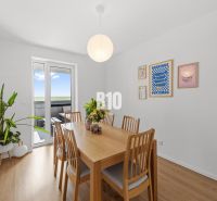 Esszimmer in einer 4-Zimmer-Wohnung mit Holzboden und Wanddekorationen.