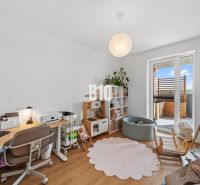 Kinderzimmer in einer 4-Zimmer-Wohnung mit Holzboden und Spielecke.