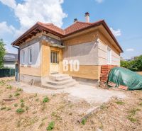 Ein Einfamilienhaus in Nitra mit Treppen und einem ungepflegten Hof.