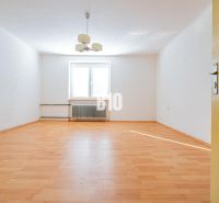 Innenraum eines Einfamilienhauses mit Holzboden und weißen Wänden.