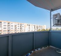 Blick vom Balkon einer Einzimmerwohnung in Nitra auf die umliegenden Plattenbauten.