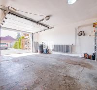 Garage eines Einfamilienhauses in Nitra mit Werkzeugen und offenen Toren.