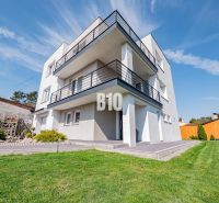 Ein Einfamilienhaus in Nitra mit einem großen grünen Garten und geräumigen Balkonen.