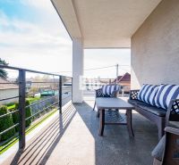 Der Balkon eines Einfamilienhauses in Nitra mit Gartenmöbeln und Blick auf die Umgebung.