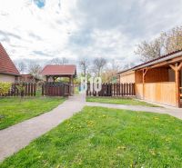 Nitra, Einfamilienhaus, Garten mit Holzpavillon, Gehweg und Umzäunung.