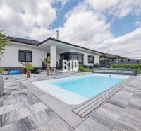 Einfamilienhaus in Nitra mit Garten, Pool und Terrasse.